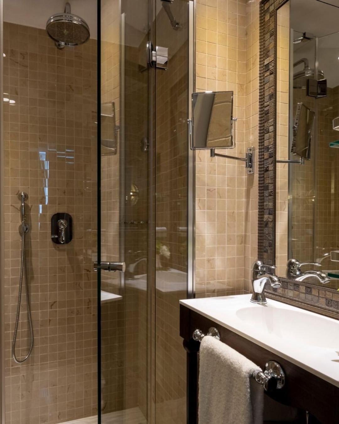 Hotel Heavenwood Near Delhi Airport 4*